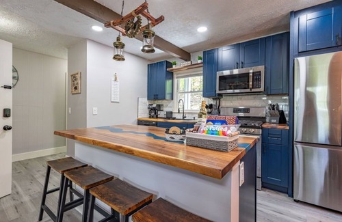 Charter Hills House | Huge House in amazing Beech Mountain with Game Room, Hot Tub, Sauna, & Fire Pit!