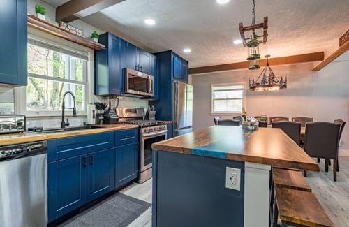 Charter Hills House | Huge House in amazing Beech Mountain with Game Room, Hot Tub, Sauna, & Fire Pit!