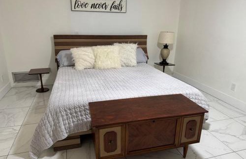 South Venice Apartment | HUGE In-Law Apt Beach Oasis- Private entrance