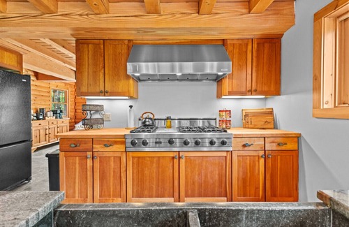 Hinesburg Cabin | Huge Log Cabin by Lake 22 PPL