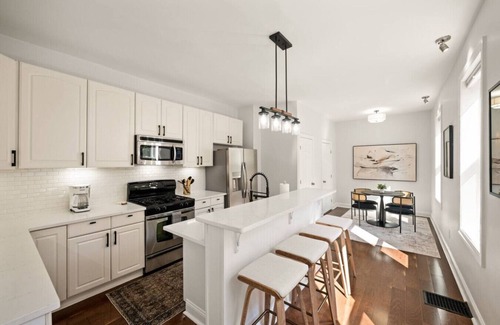 Pendleton House | Huge Lux Historic Retreat, Walk to All Downtown