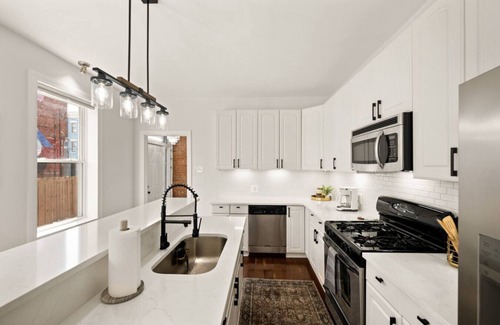 Pendleton House | Huge Lux Historic Retreat, Walk to All Downtown