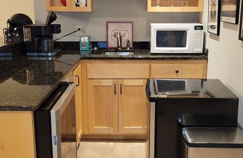 Shorewood House | HUGE space with room to spread out! Close to Excelsior and Lake Minnetonka.