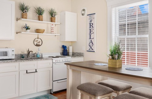 Bristol Apartment | Huge Studio on State St. Bristol - On parade route