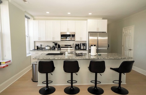 Downtown Baltimore Apartment | Huge Upscale Downtown Penthouse 4Bedrm/3Bath - 5 mins from Penn Station