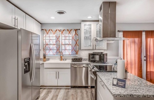 Memphis House | Huge Yard! Minutes to Downtown- Quarters on Quince
