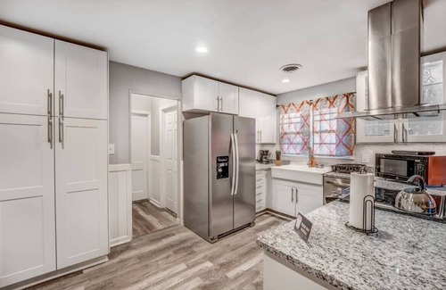 Memphis House | Huge Yard! Minutes to Downtown- Quarters on Quince
