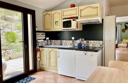 Esparron-de-Verdon Apartment | Hugo's Garriga with its terrace and private access to Lake Esparron de Verdon