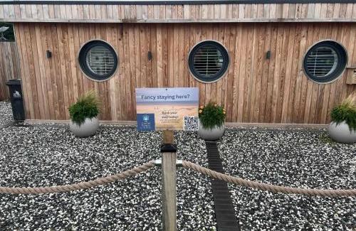 Grimsby Ski Chalet | Humberston Boathouse Lodge & Hot Tub - Cleethorpes Beach Cabin Chalet