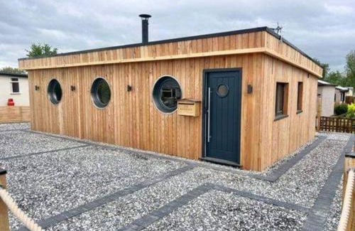 Grimsby Ski Chalet | Humberston Boathouse Lodge & Hot Tub - Cleethorpes Beach Cabin Chalet