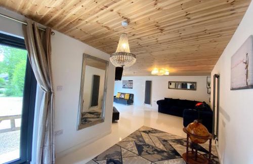 Warminster Ski Chalet | Hunters Hideaway-Hot Tub-Wiltshire-Groups