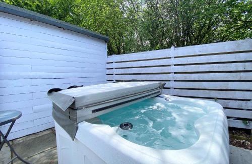 Warminster Ski Chalet | Hunters Hideaway-Hot Tub-Wiltshire-Groups