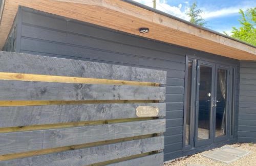 Warminster Ski Chalet | Hunters Hideaway-Hot Tub-Wiltshire-Groups