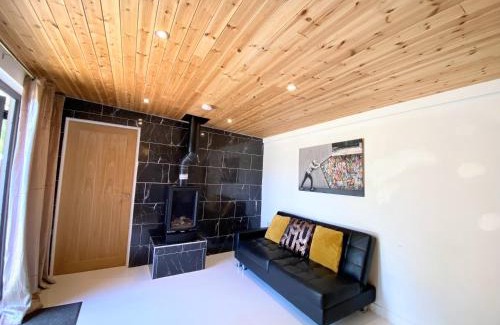 Warminster Ski Chalet | Hunters Hideaway-Hot Tub-Wiltshire-Groups