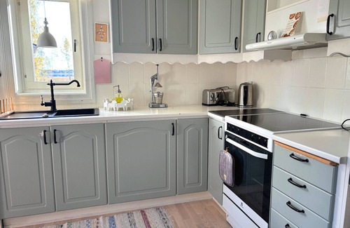 Kolsva House | Hus Bubbarsbo - Family vacation home by the lake with garden & canoe in Kolsva