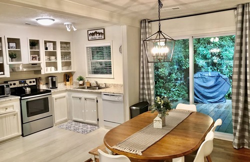 Tiger Cottage | Hutch’s Mountain Cottage- Serene, Clean, & Cozy!