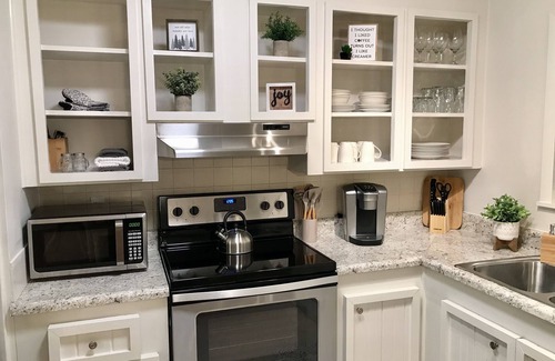 Tiger Cottage | Hutch’s Mountain Cottage- Serene, Clean, & Cozy!