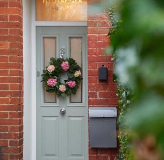 Hythe House | Hydrangea House - Luxury Hideaway with Hot Tub - Sleeps 10 - Pets Welcome!