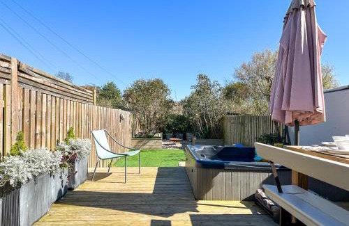 Hythe House | Hydrangea House - Luxury Hideaway with Hot Tub - Sleeps 10 - Pets Welcome!