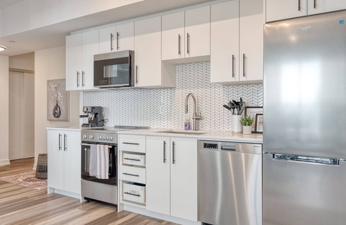 Kitchener Apartment | Hydropool Spa HotTub/Bowling Alley/Patio/BBQ/Games - Gorgeous Corner Condo