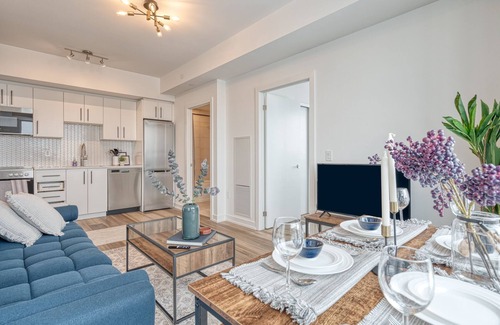 Kitchener Apartment | Hydropool Spa HotTub/Bowling Alley/Patio/BBQ/Games - Gorgeous Corner Condo