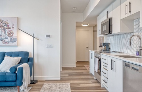 Kitchener Apartment | Hydropool Spa HotTub/Bowling Alley/Patio/BBQ/Games - Gorgeous Corner Condo