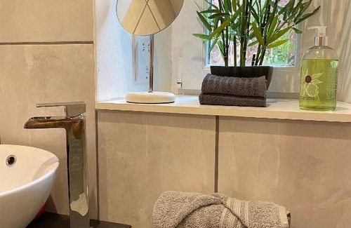 North West Apartment | Hyndland Garden Flat 2 Double Bedroom West End