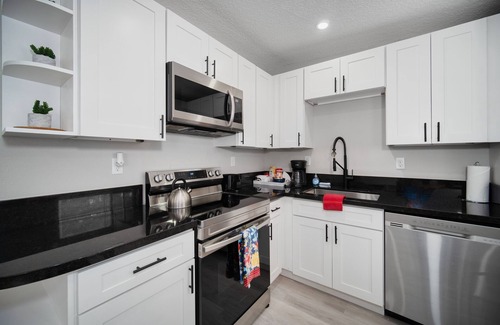 Oak Haven Apartment | ~[I] River Bank Repose Sleeps 4 Private Units~