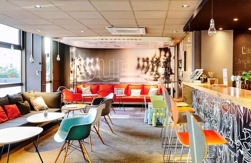 Yves Farge - Le Fleuve Hotel | ibis Lyon Gerland Musee des Confluences