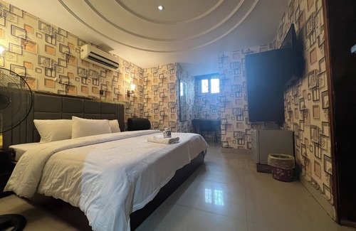 Oshodi-Isolo Hotel | Ice Suites