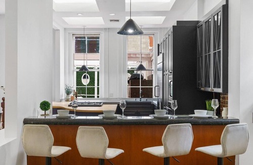 East Village House | Iconic 9BR Landmark in Gaslamp | Sleeps 14