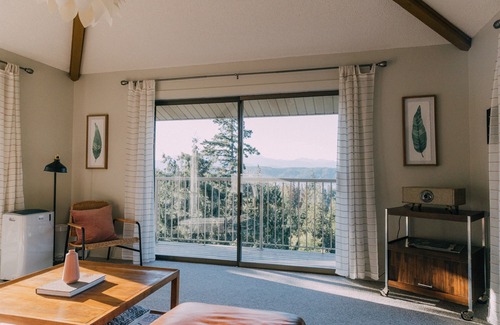 Union Apartment | Iconic Union Skyhouse with Hood Canal views