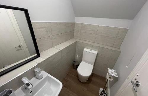 Wakefield Apartment | Ideal Contractor Business & Family Friendly 2-Bed Apartment Quiet & Spotless with Fast WiFi Large Screen Smart TV