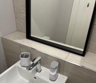 Wakefield Apartment | Ideal Contractor Business & Family Friendly 2-Bed Apartment Quiet & Spotless with Fast WiFi Large Screen Smart TV