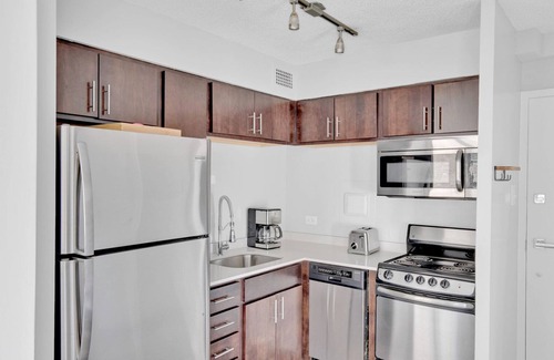 Edgewater Beach Apartment | Ideal Edgewater 1BR w/Gym, Deck & Lounge, 5 blocks to L, by Blueground