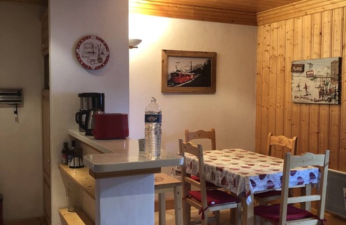 Meribel Centre Apartment | Ideal for 2 couples - Parking - Housekeeping included - Linen provided.