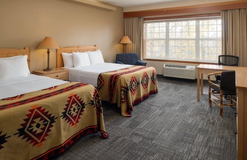 Vancouver Hotel | Ideal for Groups: 4 Spacious Rooms in a Hand-Crafted Northwest Mountain Lodge