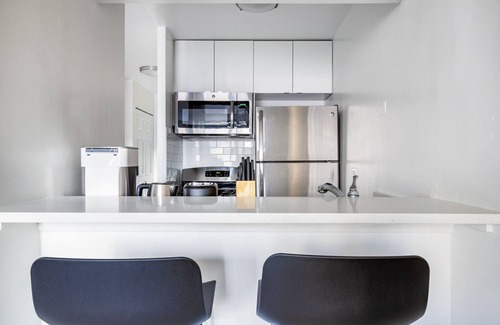 Gold Coast Apartment | Ideal Gold Coast Studio near the L & Oak Street Beach, by Blueground