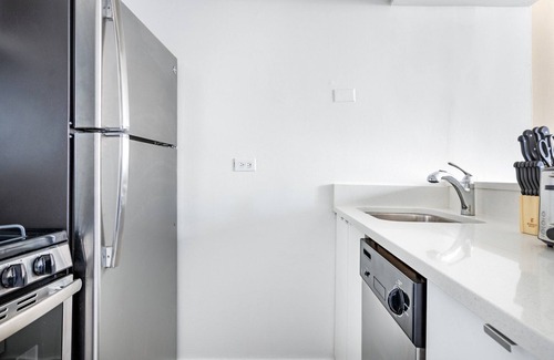 Gold Coast Apartment | Ideal Gold Coast Studio near the L & Oak Street Beach, by Blueground