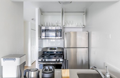 Gold Coast Apartment | Ideal Gold Coast Studio near the L & Oak Street Beach, by Blueground