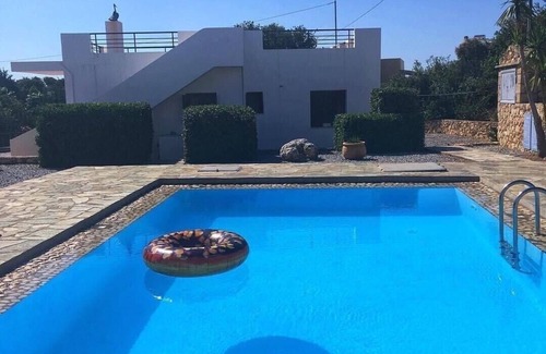 Plaka Villa | Ideal Holiday Retreat Offering Sea And Mountain Views