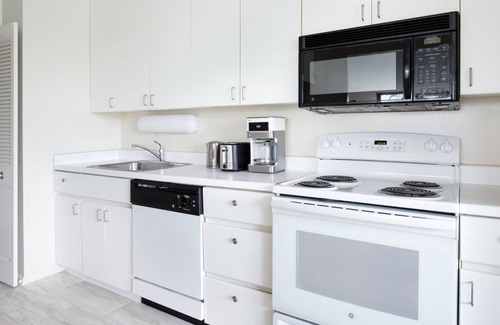 Lake View East Apartment | Ideal Lakeview 2BR w/ Gym, Rooftop Pool, near Wrigley, by Blueground