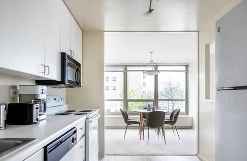 Lake View East Apartment | Ideal Lakeview 2BR w/ Gym, Rooftop Pool, near Wrigley, by Blueground