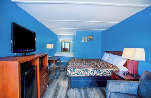 Kernersville Hotel | Ideal Stay for Two with King Bed and Access to Kernersville Attractions