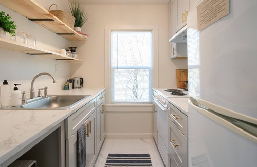 Gold Hill Apartment | Ideal stopover location right off I-5, nestled in a scenic area by the Rogue River. Enjoy the peaceful sounds of the river while having quick access to major travel routes and nearby towns.