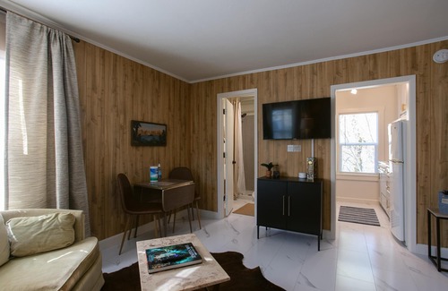 Gold Hill Apartment | Ideal stopover location right off I-5, nestled in a scenic area by the Rogue River. Enjoy the peaceful sounds of the river while having quick access to major travel routes and nearby towns.