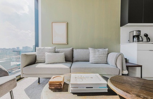 West Loop Apartment | Ideal West Loop 1BR w/Pool, Gym, Spa, W/D & Elevator, by Blueground