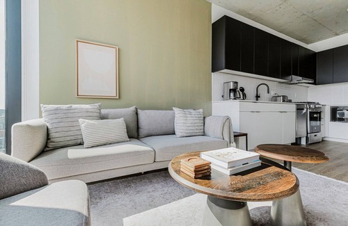 West Loop Apartment | Ideal West Loop 1BR w/Pool, Gym, Spa, W/D & Elevator, by Blueground