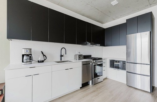 West Loop Apartment | Ideal West Loop 1BR w/Pool, Gym, Spa, W/D & Elevator, by Blueground