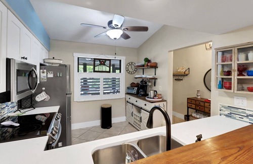 Iona Condo | Ideally Located Gated Community-Minutes to FMB! Community Pools, Pickleball, Active Social Schedule!